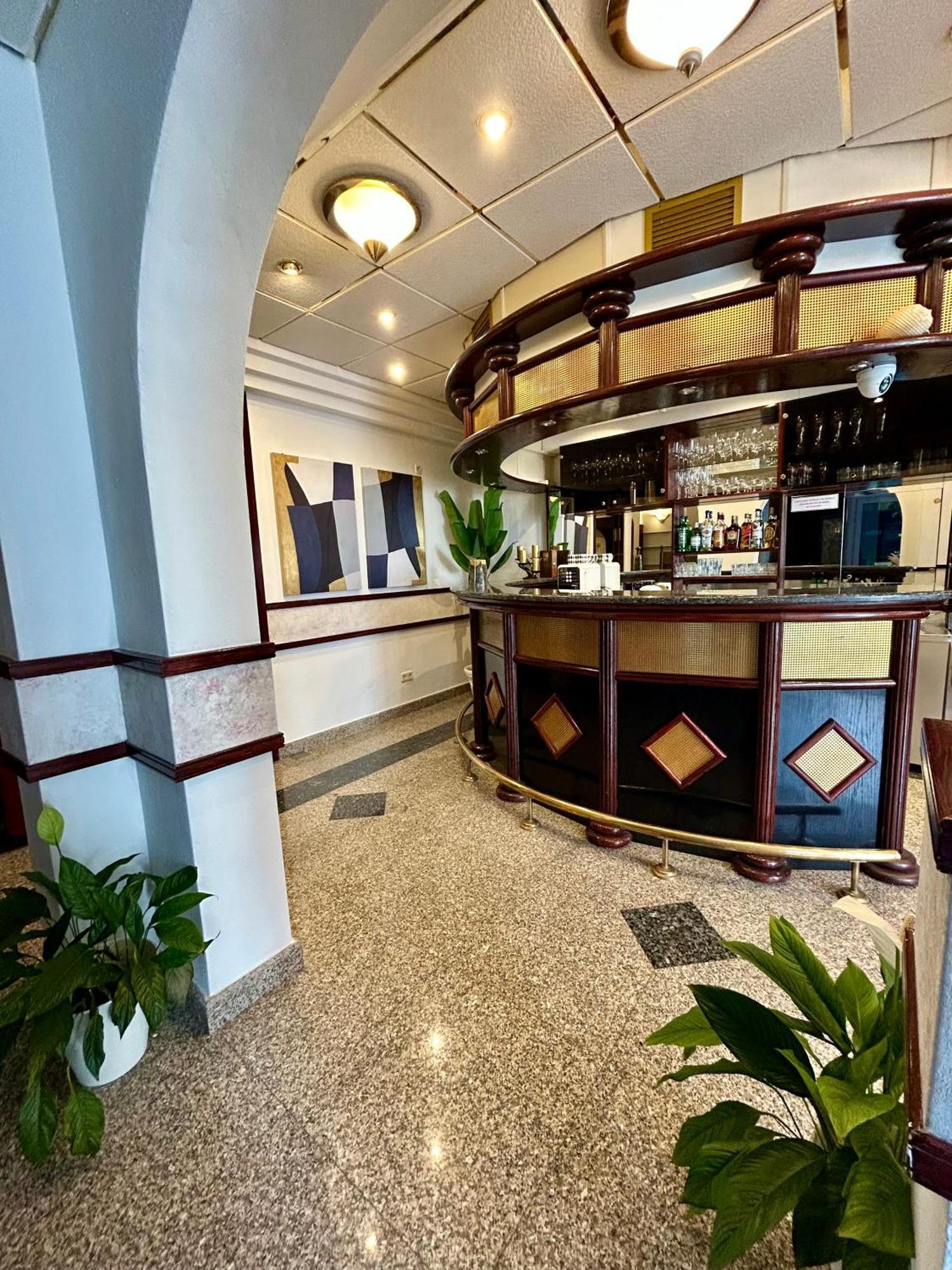 Hotel Bavaria Trogir Доньї-Сегет Екстер'єр фото
