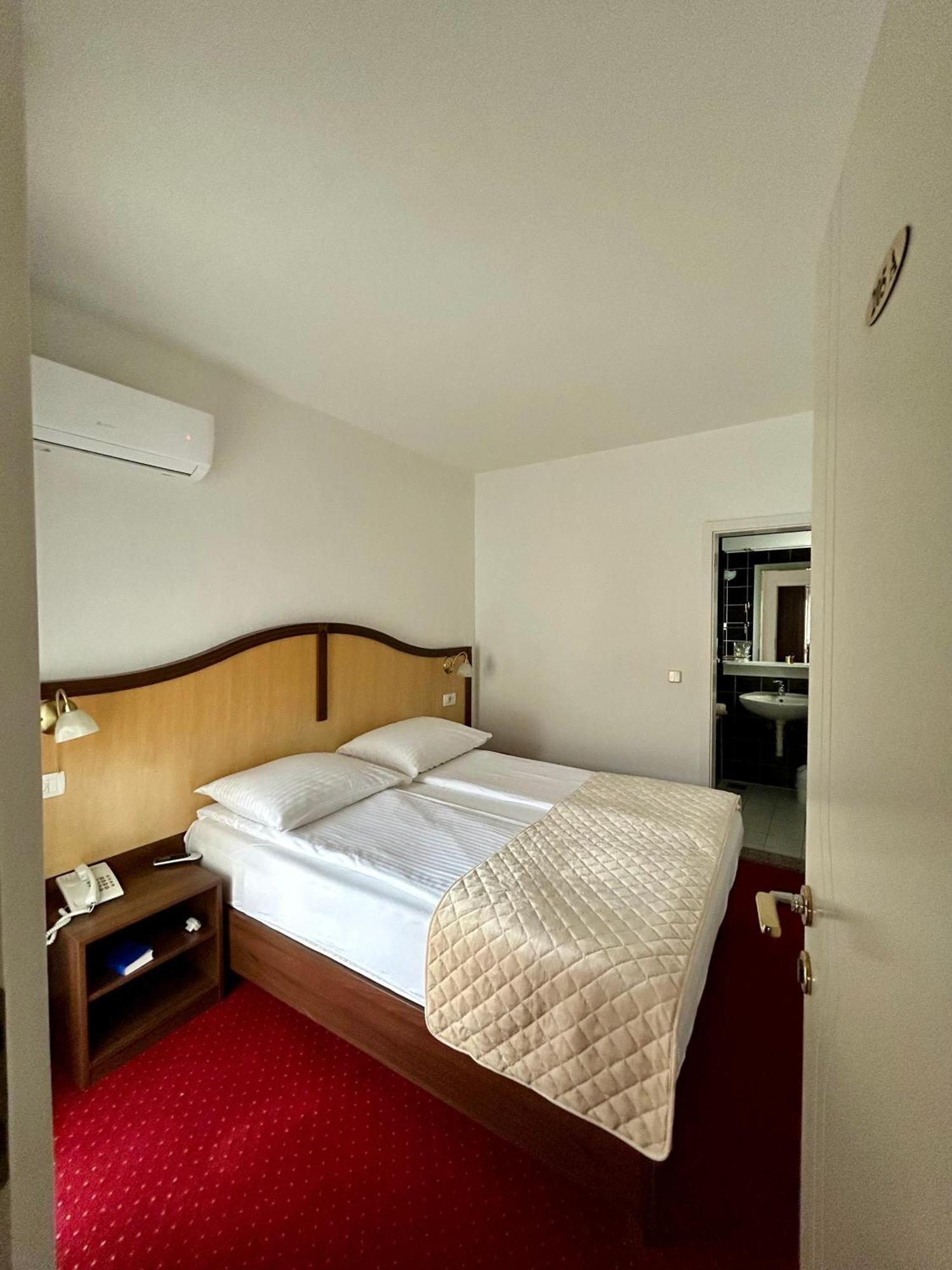 Hotel Bavaria Trogir Доньї-Сегет Екстер'єр фото