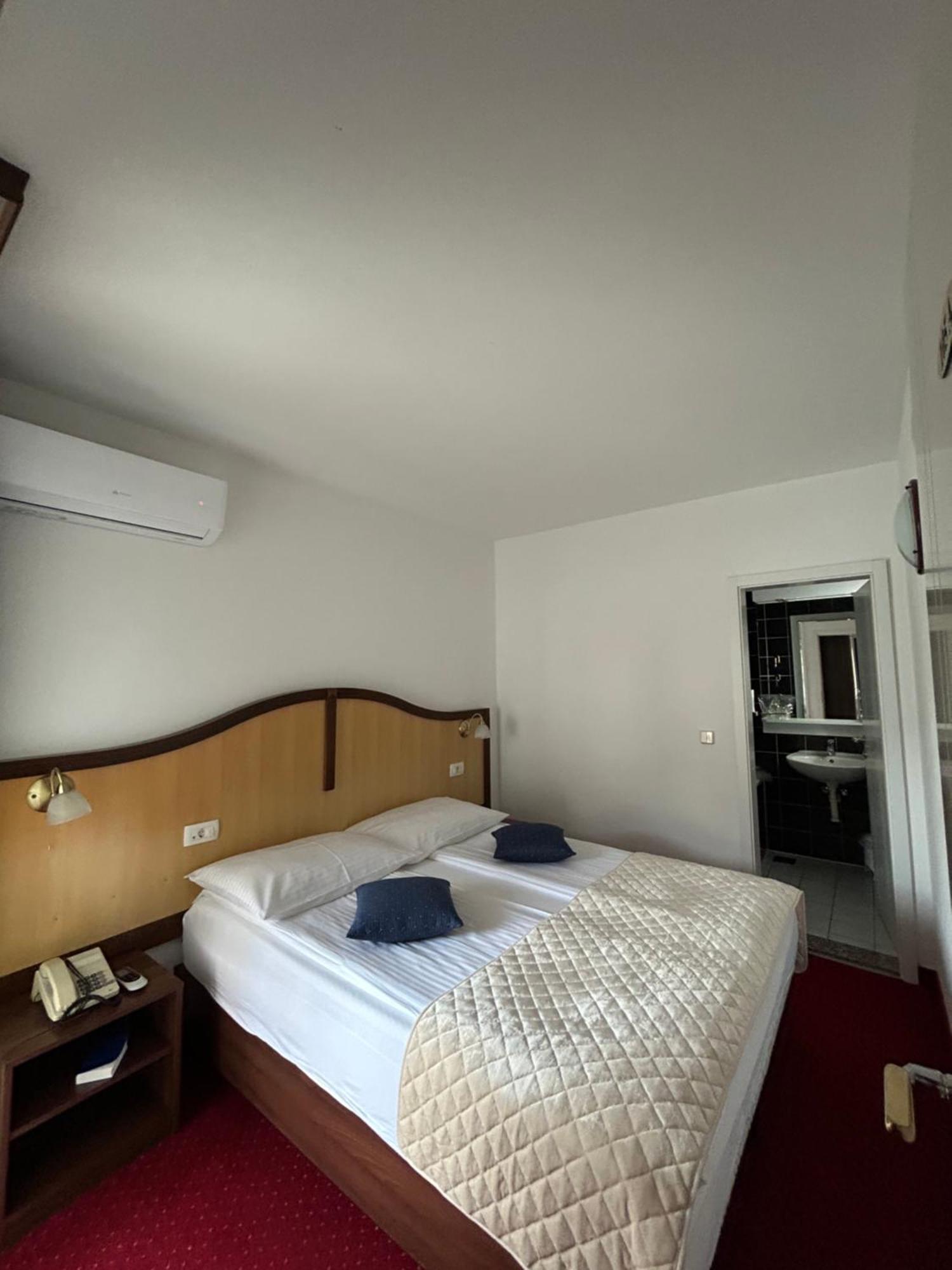 Hotel Bavaria Trogir Доньї-Сегет Екстер'єр фото