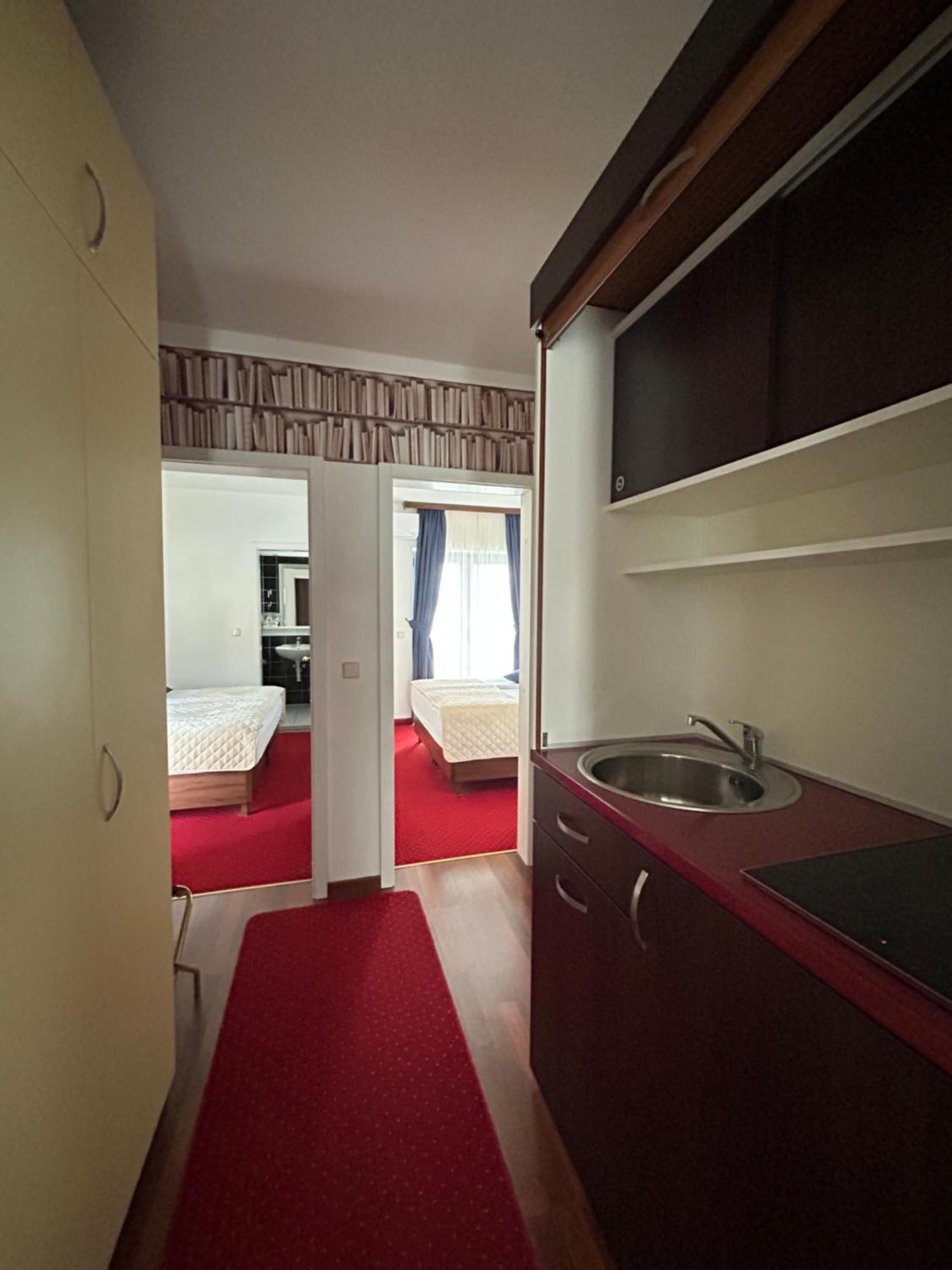 Hotel Bavaria Trogir Доньї-Сегет Екстер'єр фото