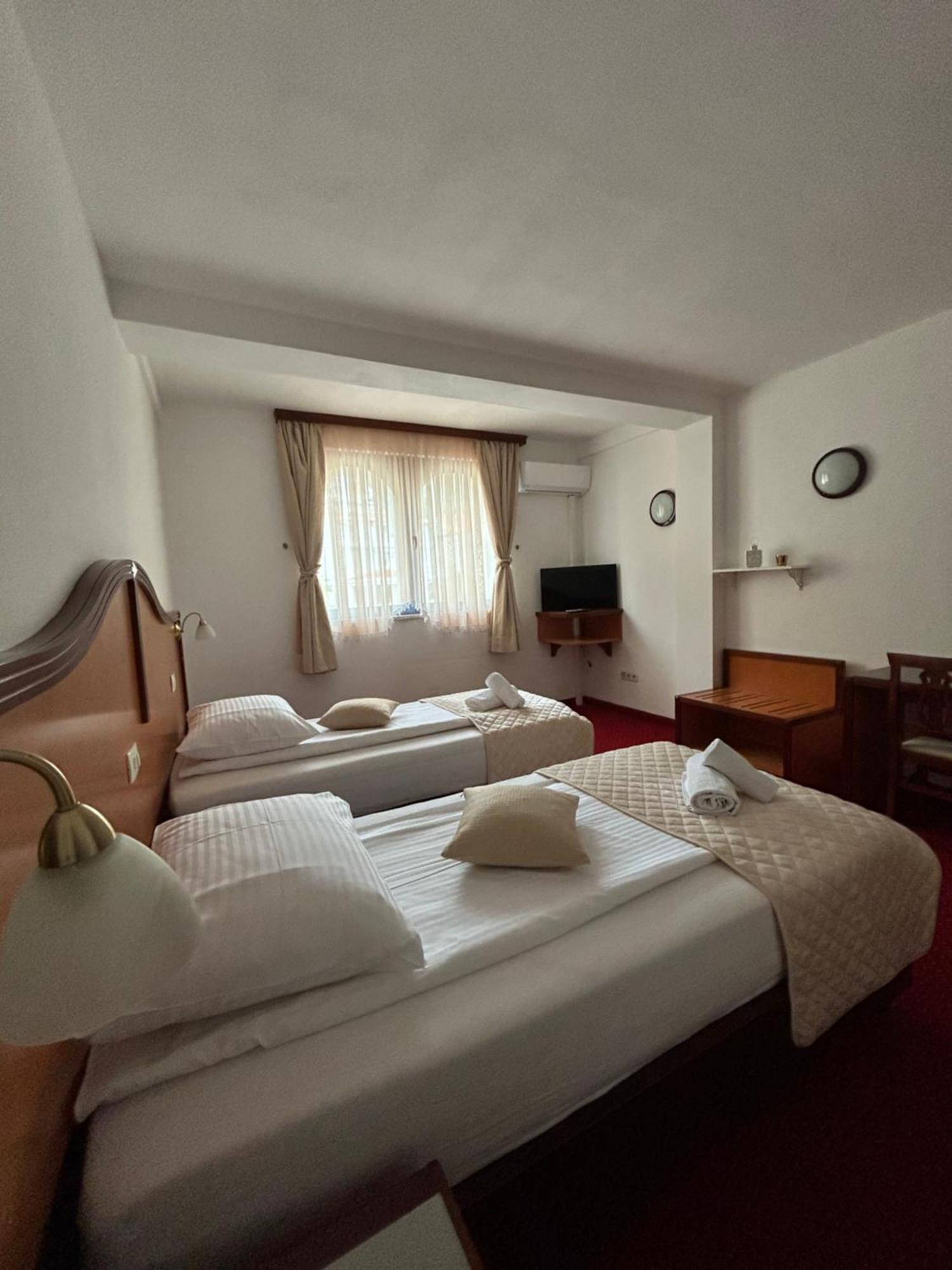Hotel Bavaria Trogir Доньї-Сегет Екстер'єр фото