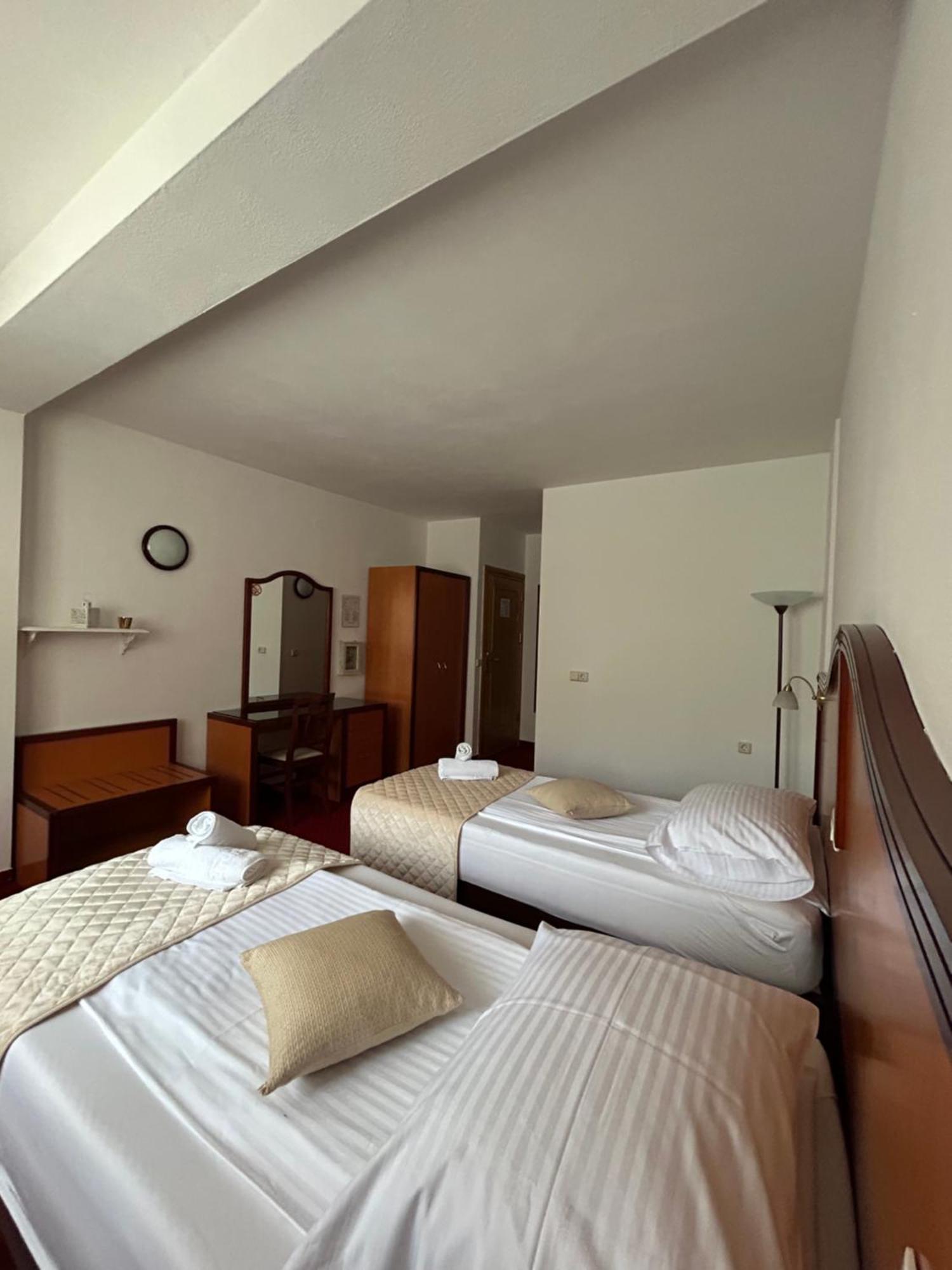 Hotel Bavaria Trogir Доньї-Сегет Екстер'єр фото