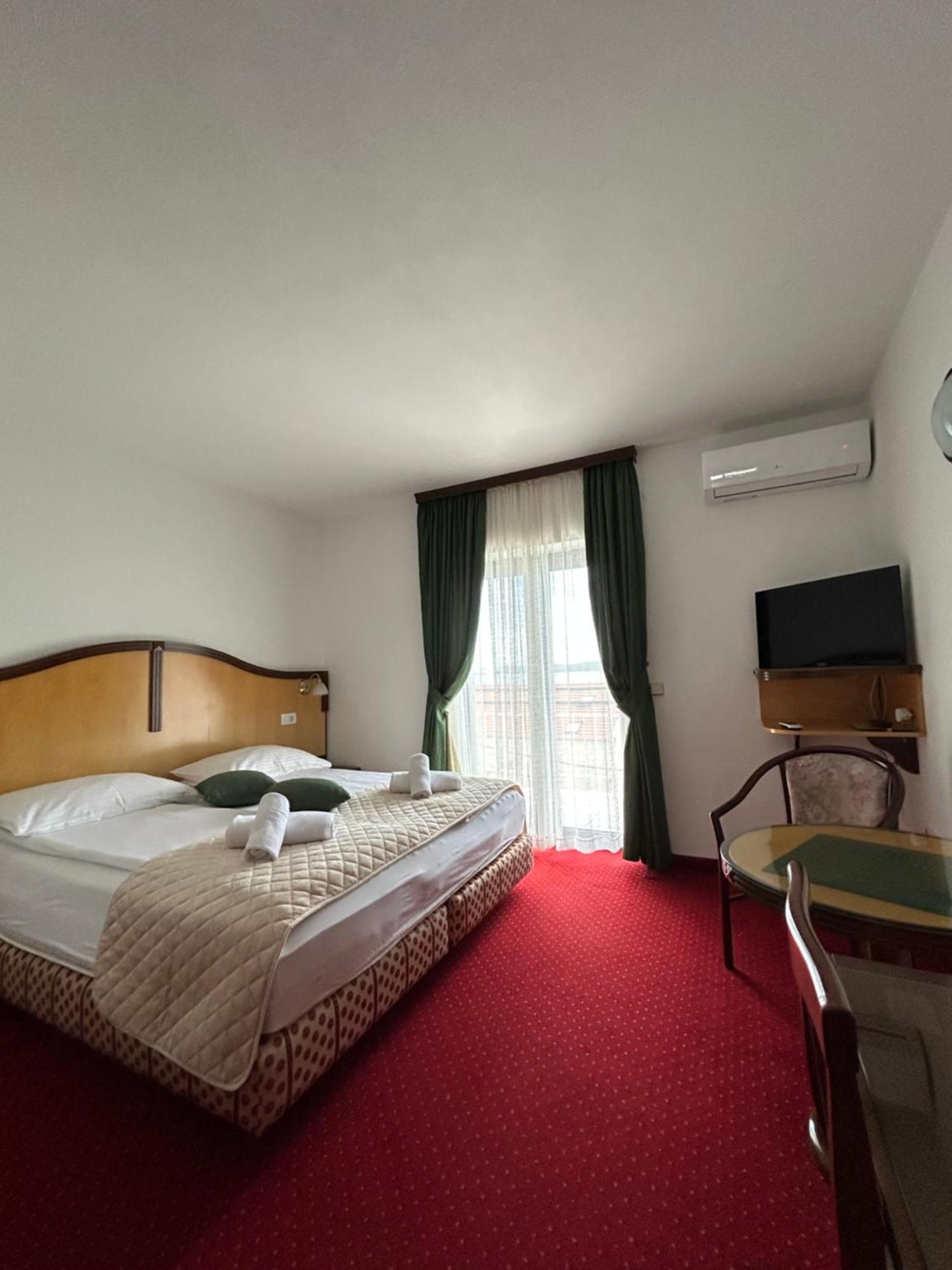 Hotel Bavaria Trogir Доньї-Сегет Екстер'єр фото