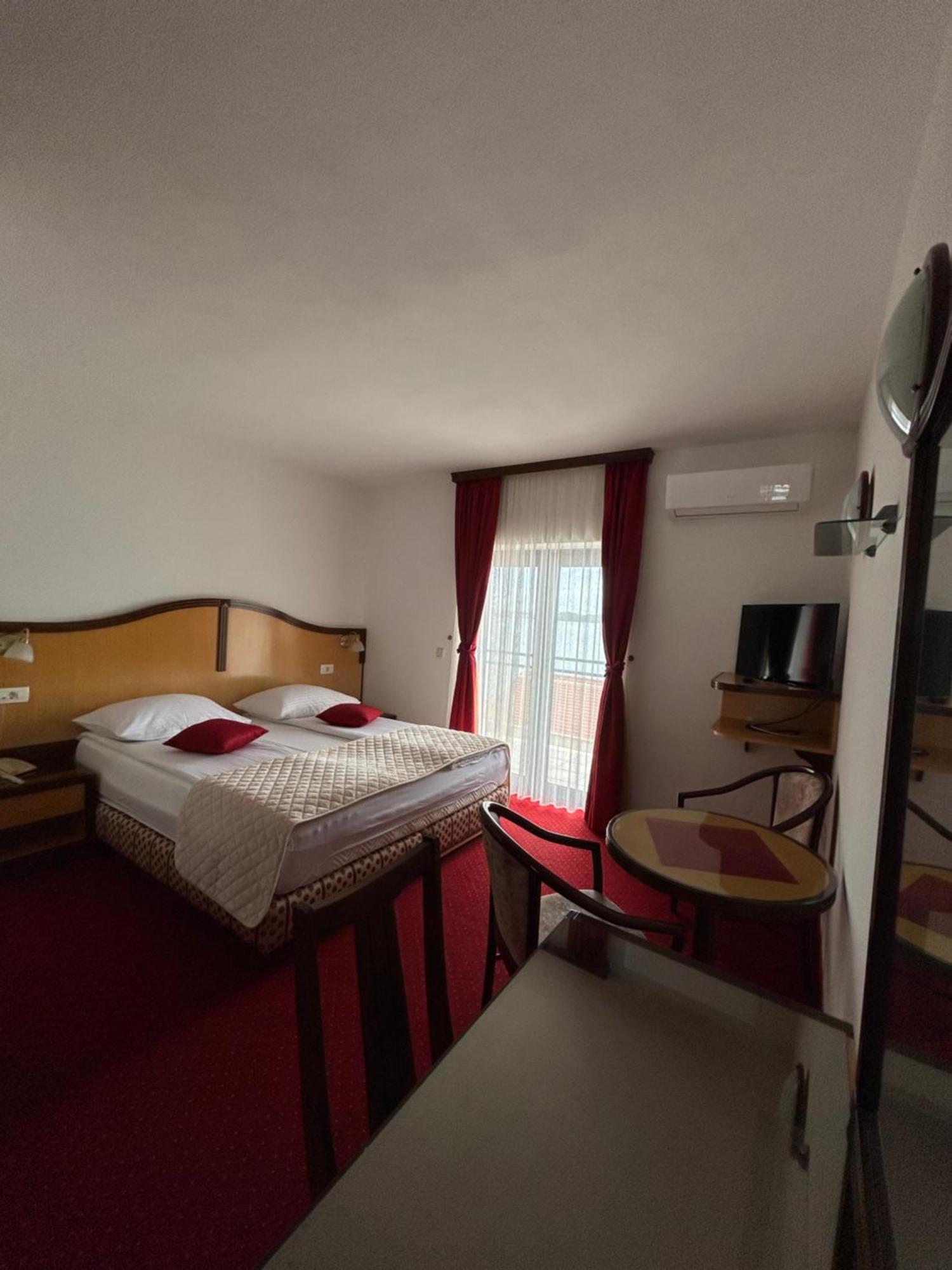 Hotel Bavaria Trogir Доньї-Сегет Екстер'єр фото