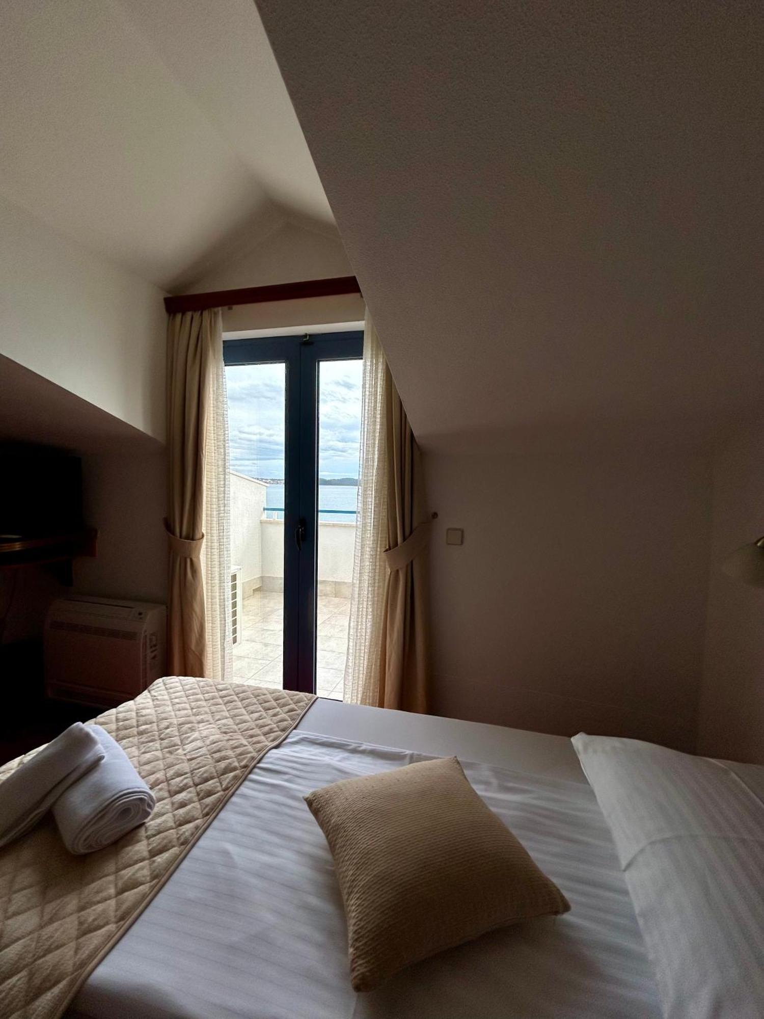 Hotel Bavaria Trogir Доньї-Сегет Екстер'єр фото