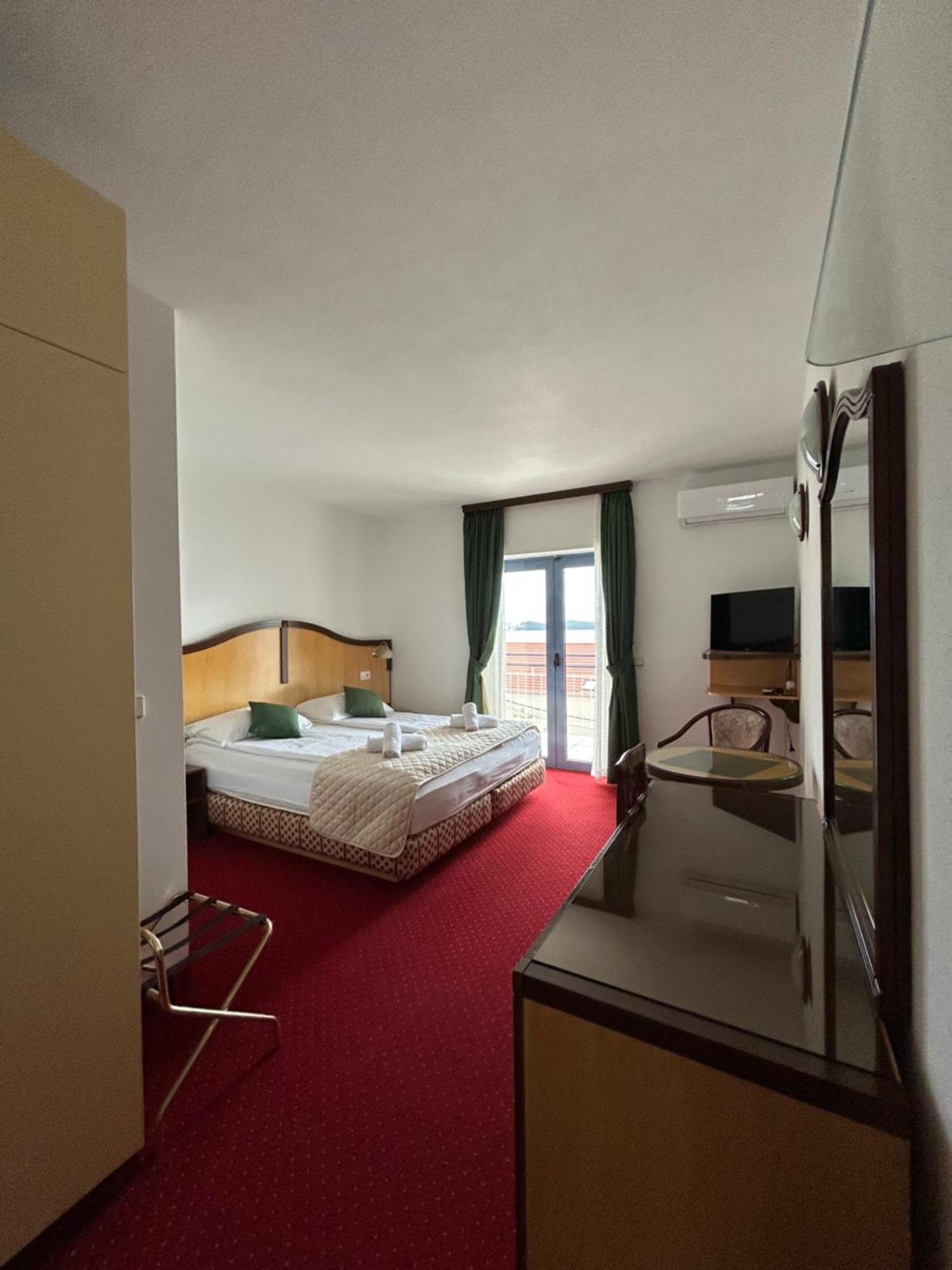 Hotel Bavaria Trogir Доньї-Сегет Екстер'єр фото