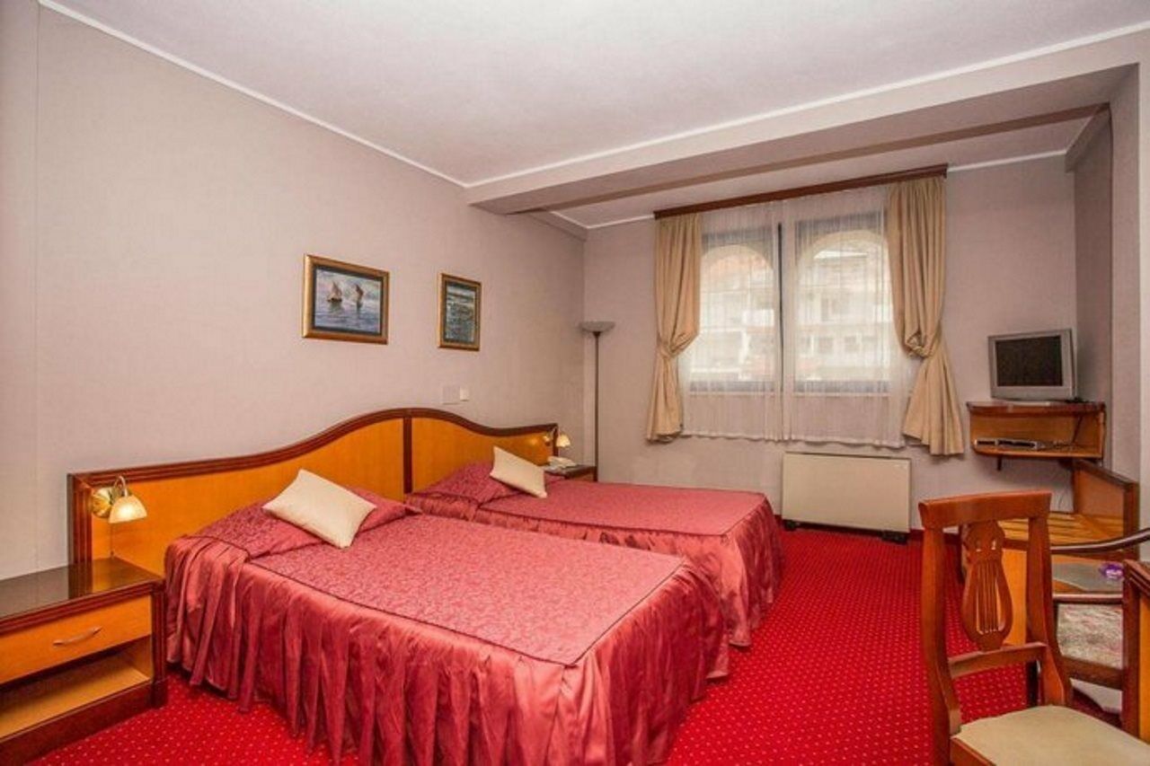 Hotel Bavaria Trogir Доньї-Сегет Екстер'єр фото